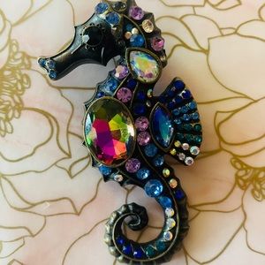 Sea horse pin